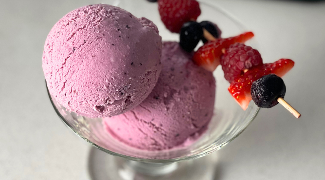 Frozen berry yoghurt